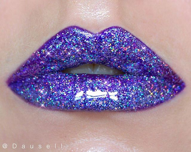 Product list: &bull; @katvondbeauty Glimmer Veil in 'Televator' &bull; @maccosmetics 3D glitter 'Lavender' and Clear Lip Glass #dausell #glitter #lips