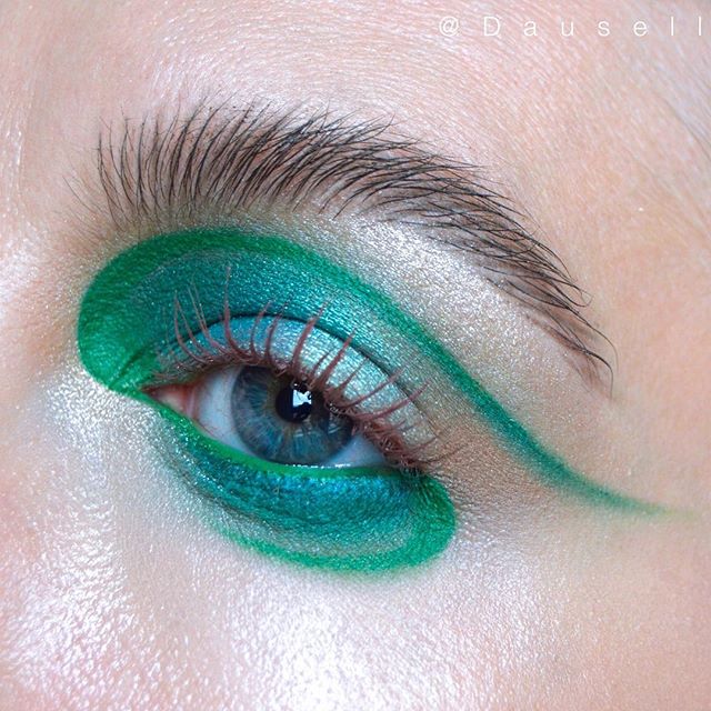 Product List: &bull; @maccosmetics eye pencil in &lsquo;Landscape Green&rsquo; &bull; @anastasiabeverlyhills eyeshadows in &lsquo;Stone&rsquo; &lsquo;Belize&rsquo; &lsquo;Metal&rsquo; and &lsquo;Venice&rsquo;, liquid lipstick in &rsquo;Starfish&rsquo