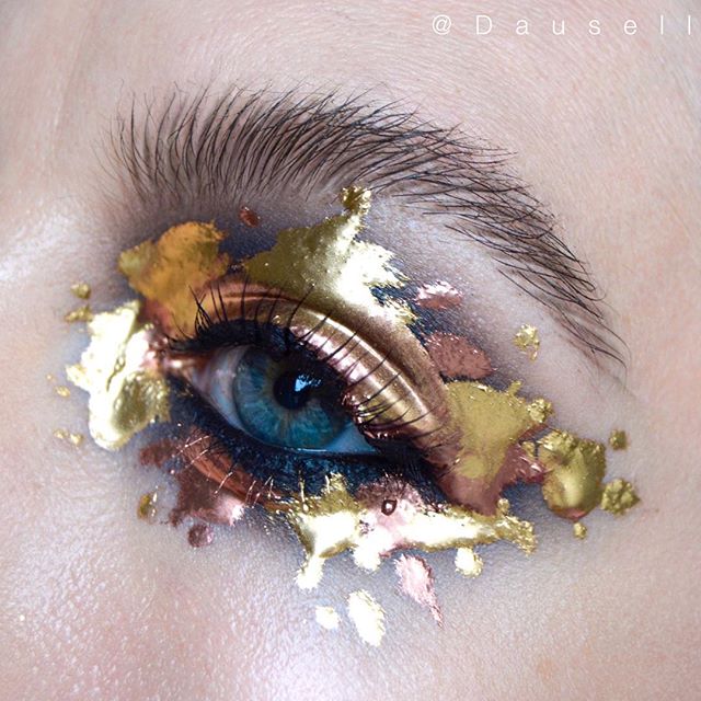 Product List: &bull; @mehronmakeup Gold metallic Powder &bull; @maccosmetics pigment in 'Copper' and Clear lip glass &bull; @katvondbeauty shade+light eye palette &bull; @anastasiabeverlyhills Brow Powder duo in 'Ash Brown' and Clear Brow Gel 
#dause