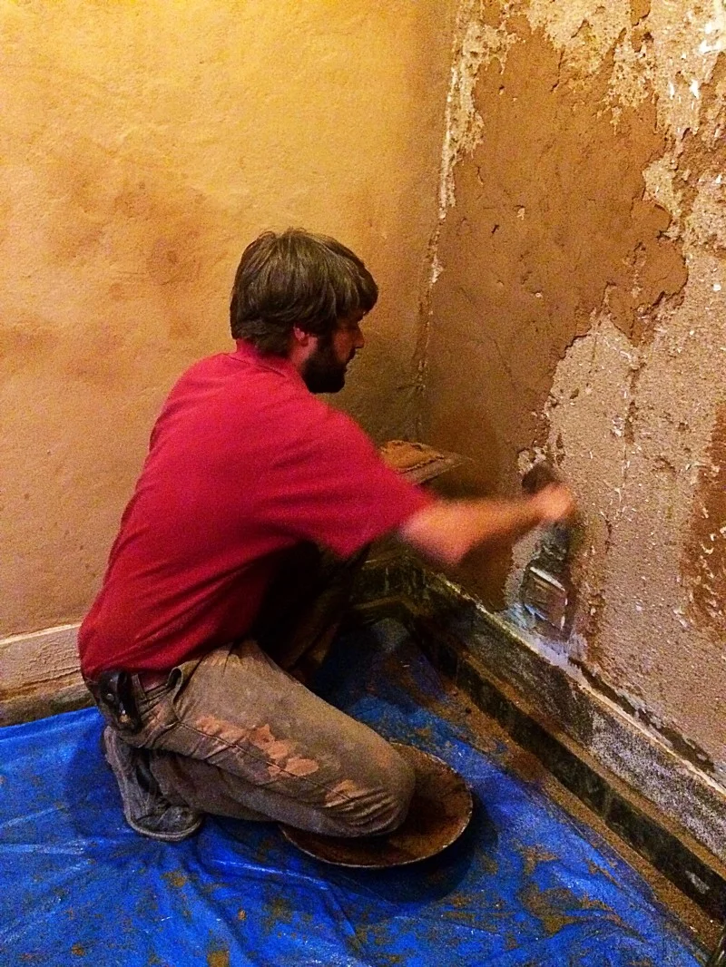 Jérémie Gaudin demonstrates the application of a natural plaster