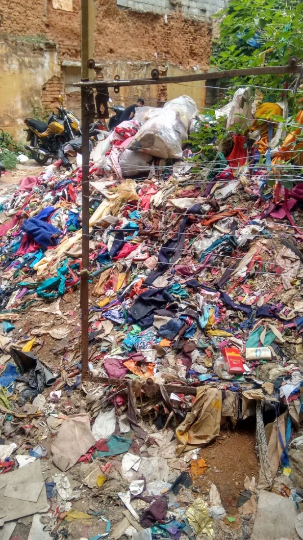 Mounds of tailor waste. Image: Author