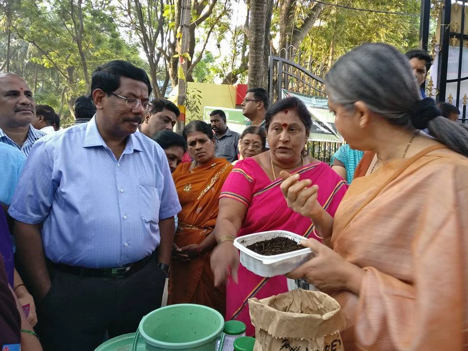 Vani Murthy introduces Bengaluru Mayor G Padmavathi and BBMP Commissioner Manjunath Prasad to composting Image: Vani Murthy/ Facebook