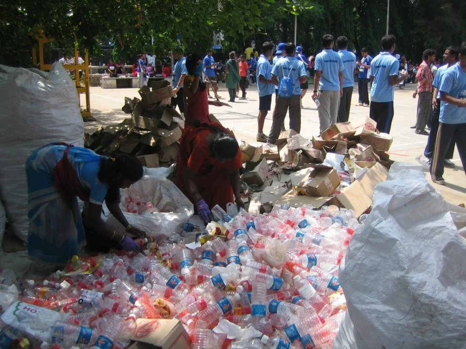 Saahas staff segregates waste at a 10K marathon in Bengaluru. Source: Facebook.com/saahas