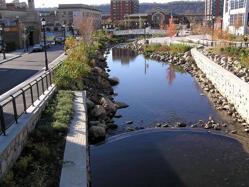 The city of Yonkers excavated Getty Square and reintroduced the confluence of the Saw Mill River as it enters the Hudson River. Image: Wikimedia Commons