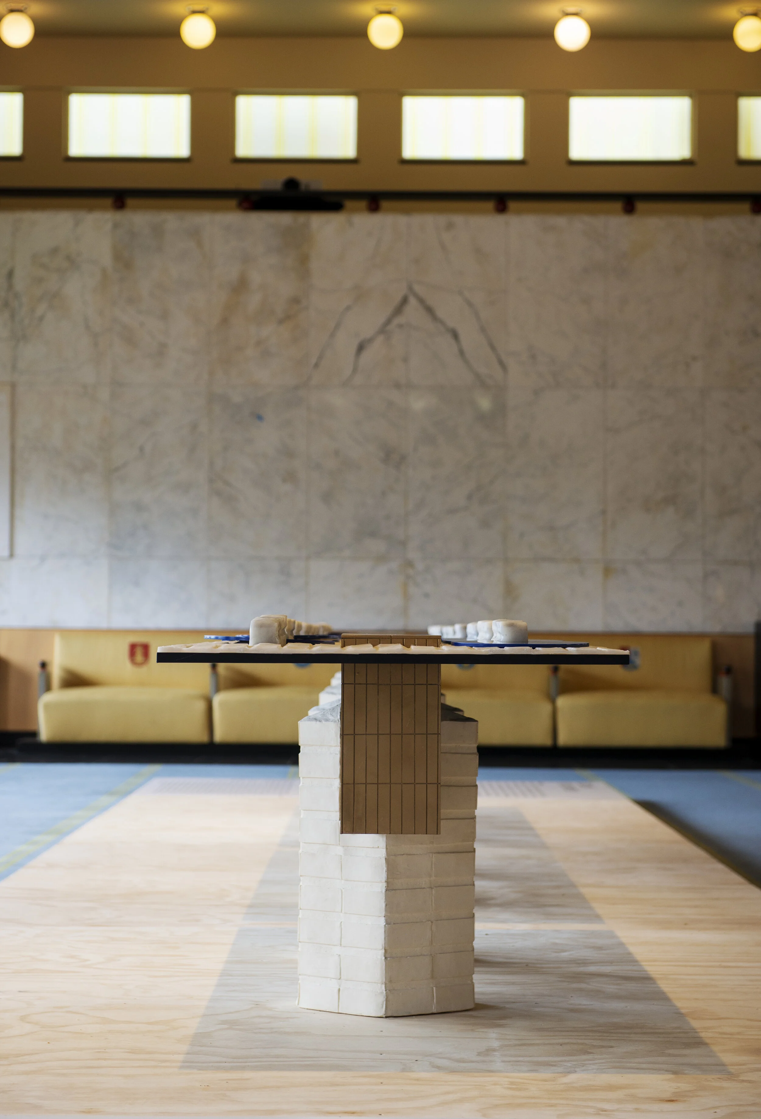 Nynke Koster tafel Dudok Raadhuis tafel zijkant.jpg