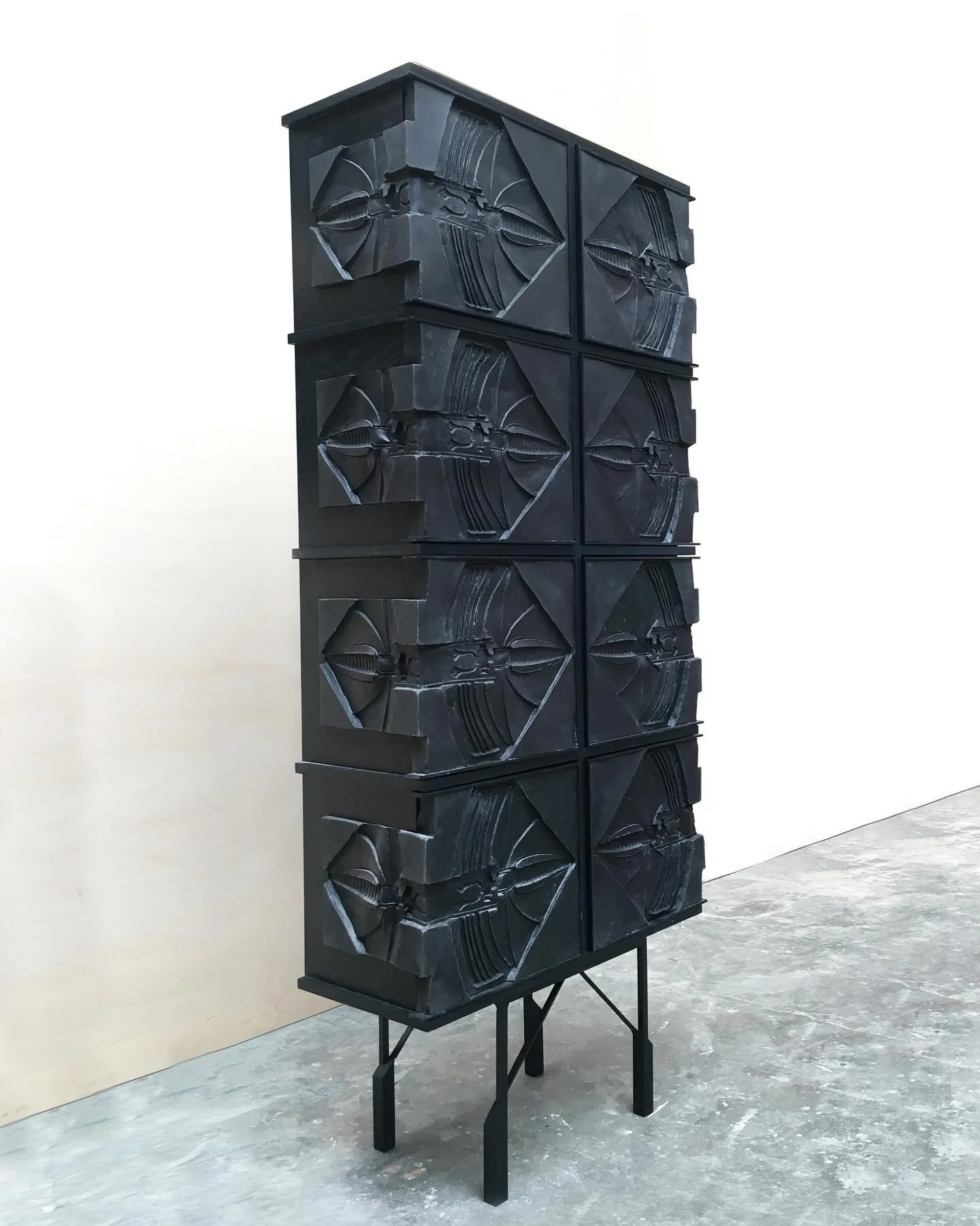 My Art Nouveau cabinet will soon see a new version. ✨
This sculptural piece draws on the language of Art Nouveau a movement where ornament, nature, and craftsmanship merge into fluid, organic forms.
The cabinet is not just functional; it’s a c