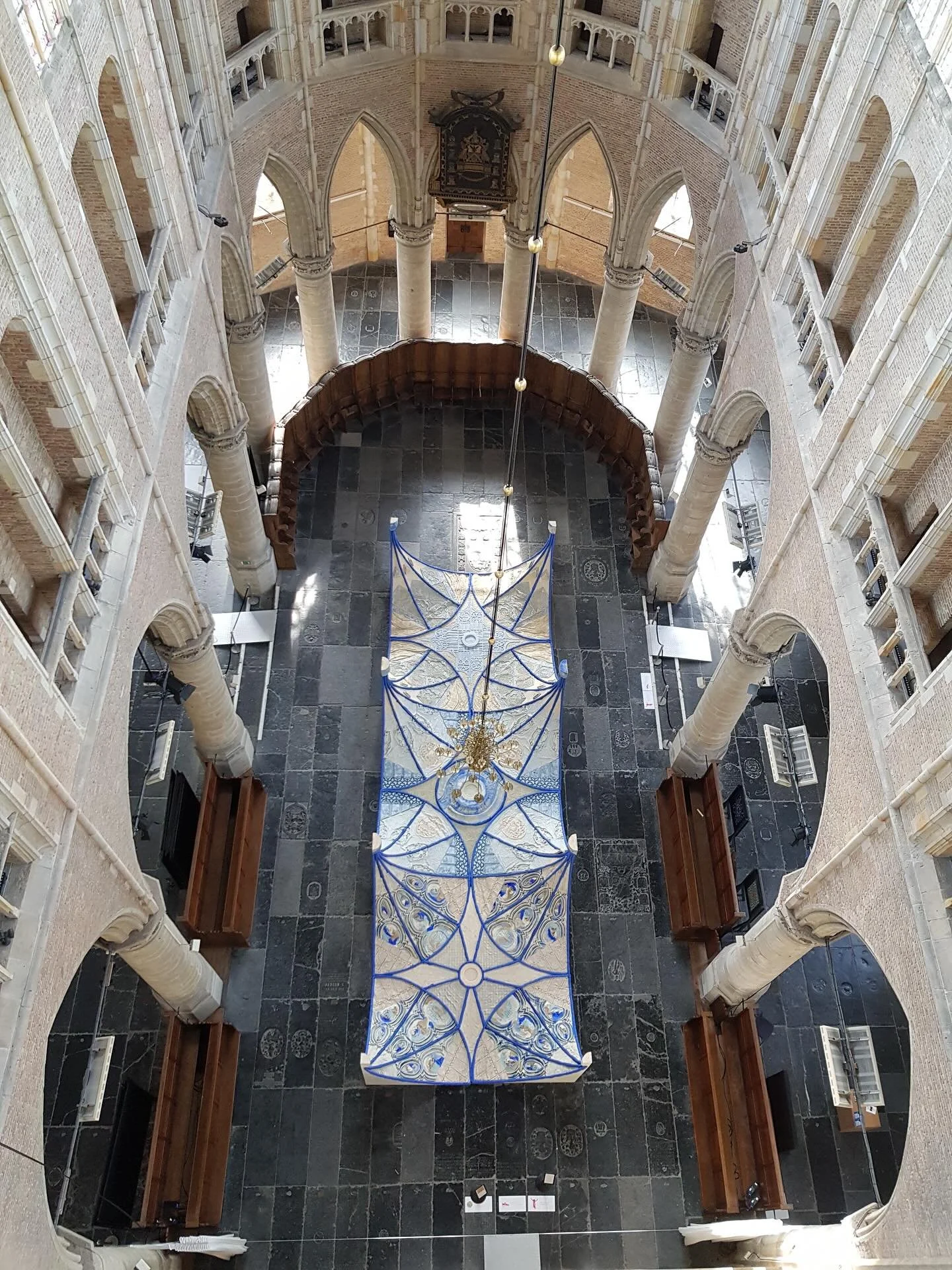 I recently came across a photo of my exhibition in the Grote Kerk of Alkmaar.
There lay Common Ground in the vast, quiet space; an inviting landscape made of soft rubber and foam, meant not only to be seen but to be sat on, walked across, and experie