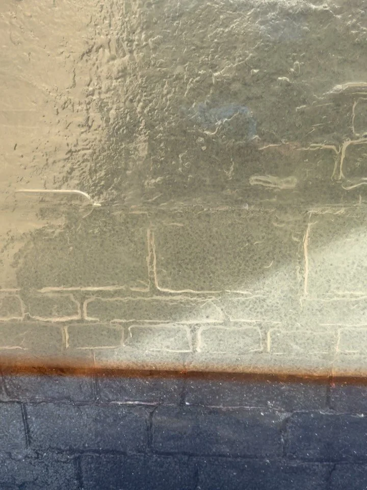 Onder het Zuiderzeemuseum bevindt zich een verborgen ruimte die jarenlang ongezien bleef: een historische waterkelder waarin regenwater werd opgevangen, opgeslagen en bewaard als levensbron.

Voor mijn nieuwe kunstwerk heb ik me laten inspireren door