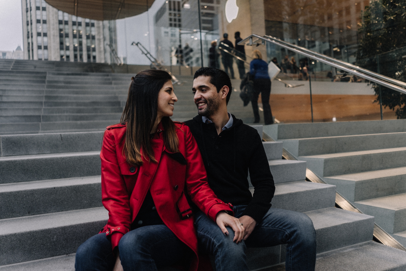 couple at apple store apple store | Chicago vacation photography | lisa kathan photography