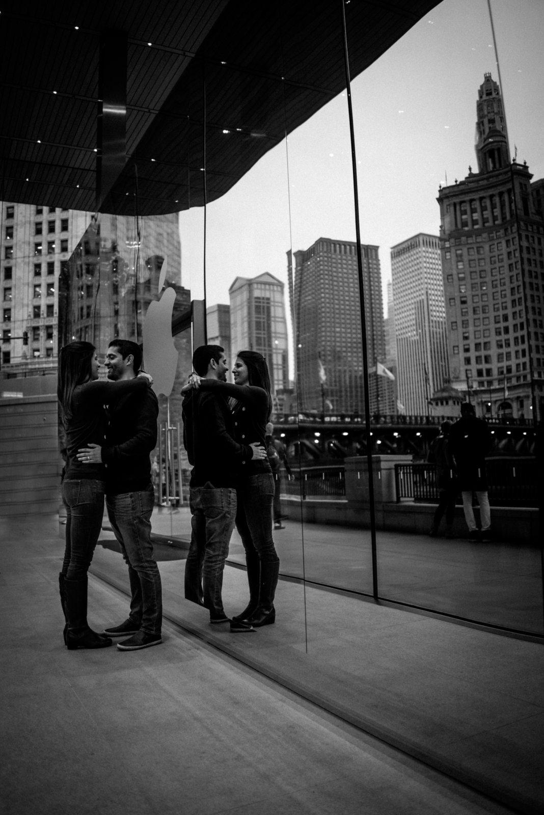 apple store reflection apple store | Chicago vacation photography | lisa kathan photography