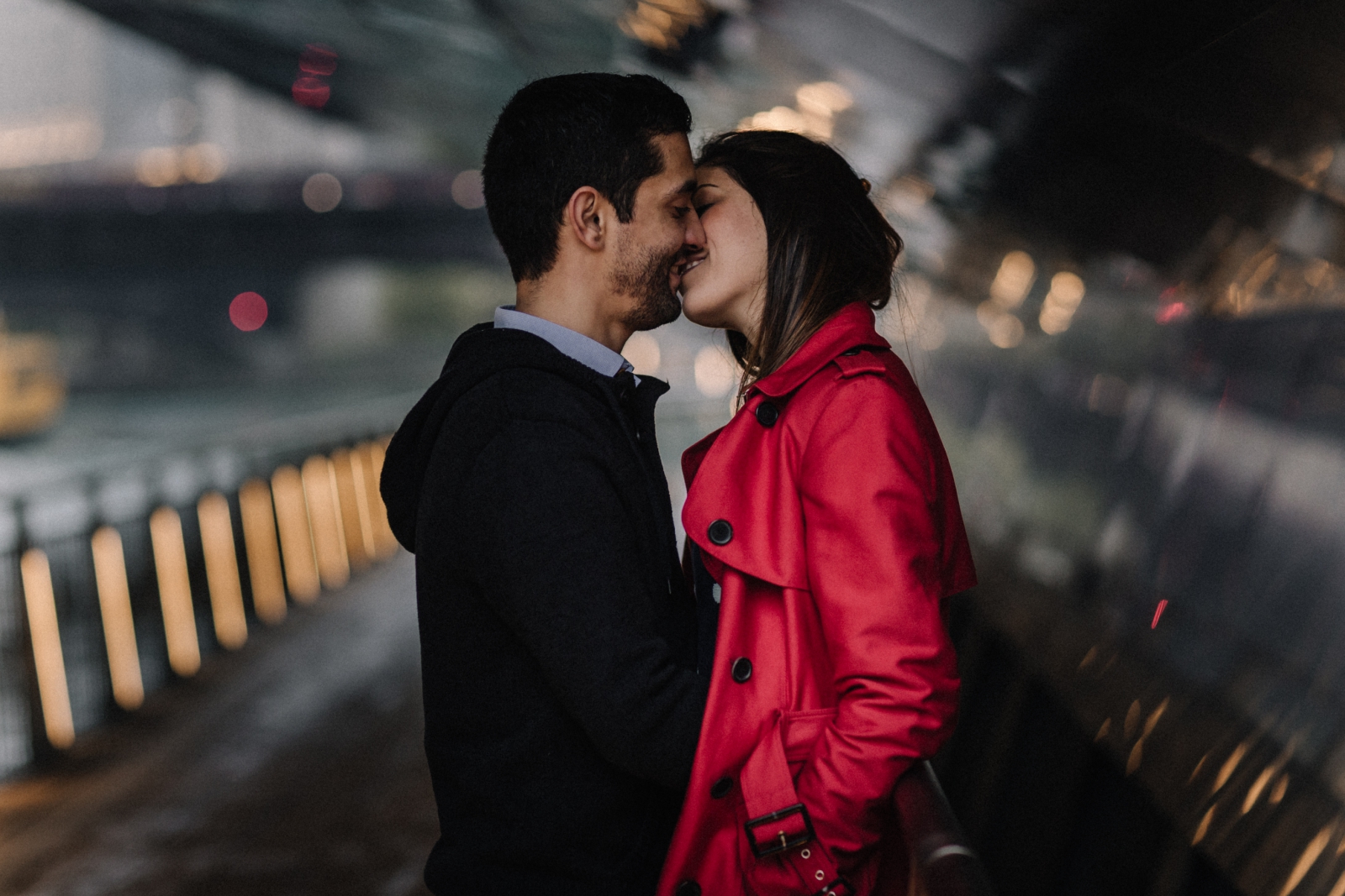 kissing under Clark | Chicago vacation photography | lisa kathan photography