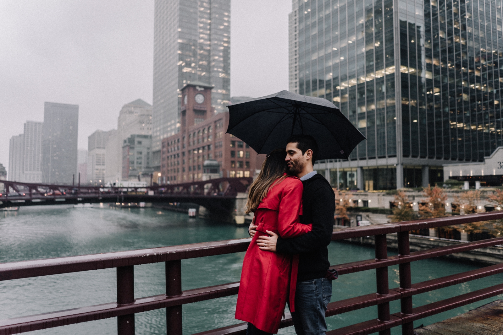hugging on LaSalle | Chicago vacation photography | lisa kathan photography