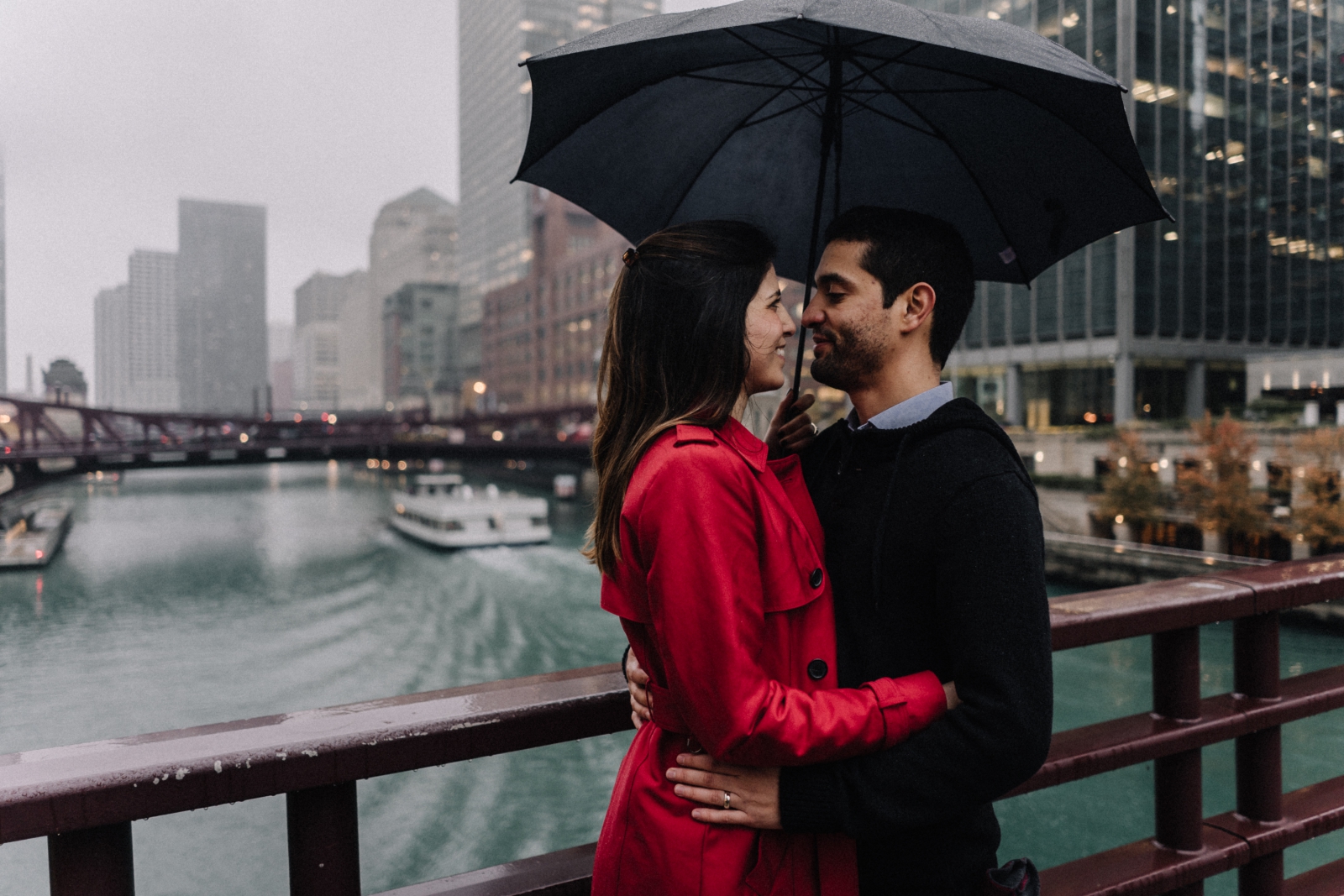 staying out of the rain | Chicago vacation photography | lisa kathan photography