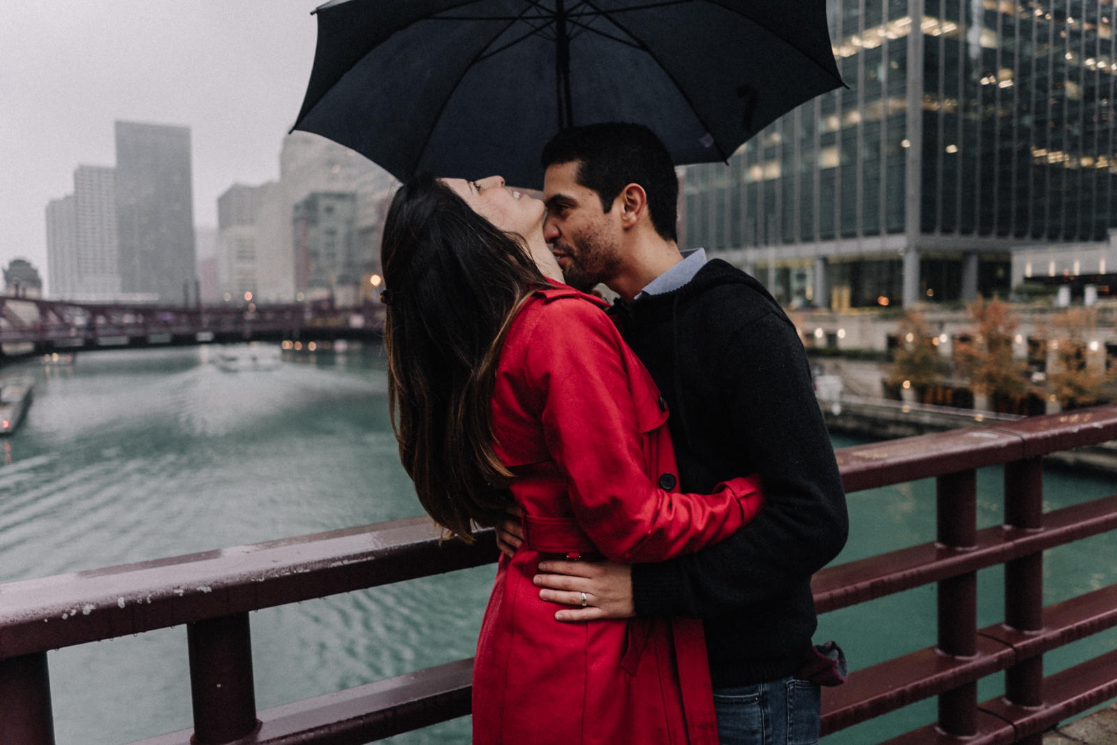 rainy day lovers | Chicago vacation photography | lisa kathan photography