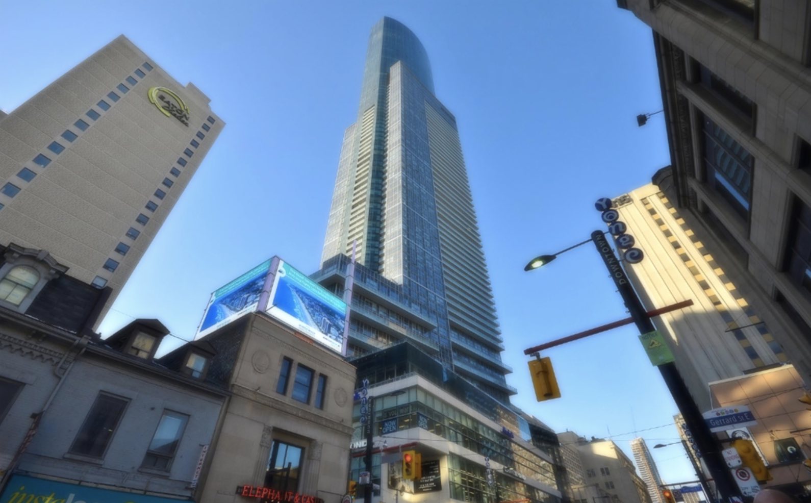 386-388Yonge_Aura-at-College-Park.jpg