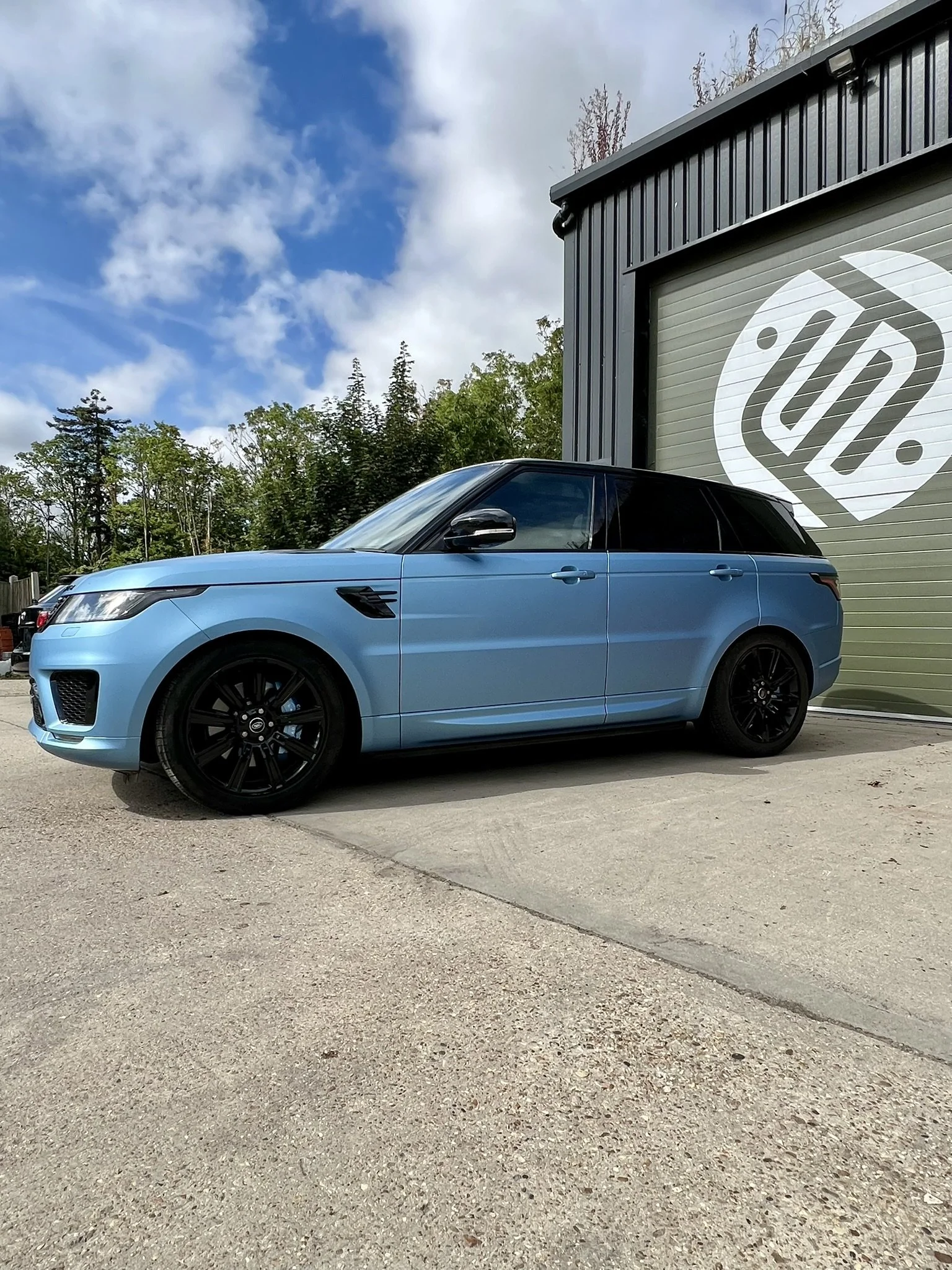 Range Rover in matte metallic blue