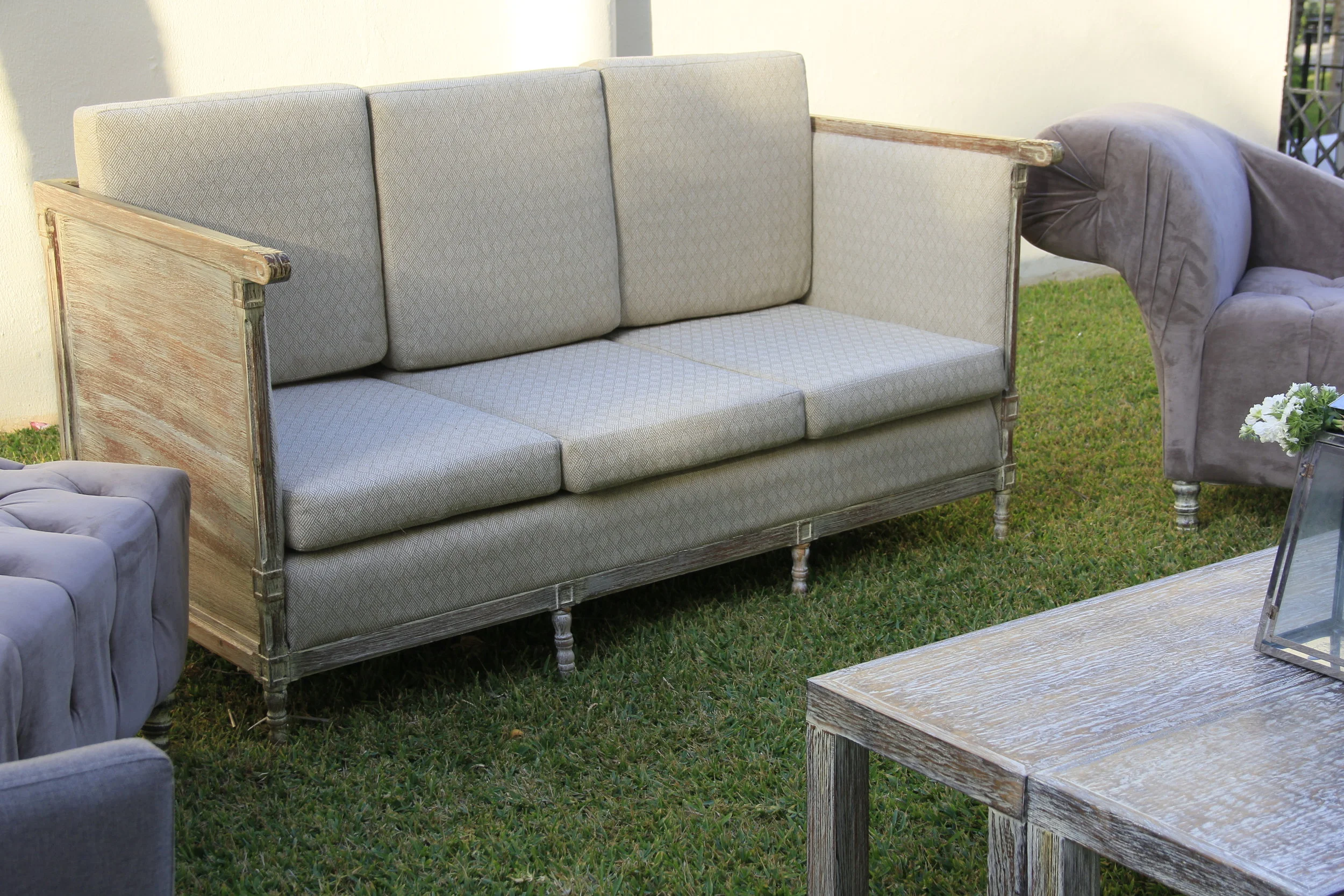 Latte sofa Urbano vintage furniture for a corporate event