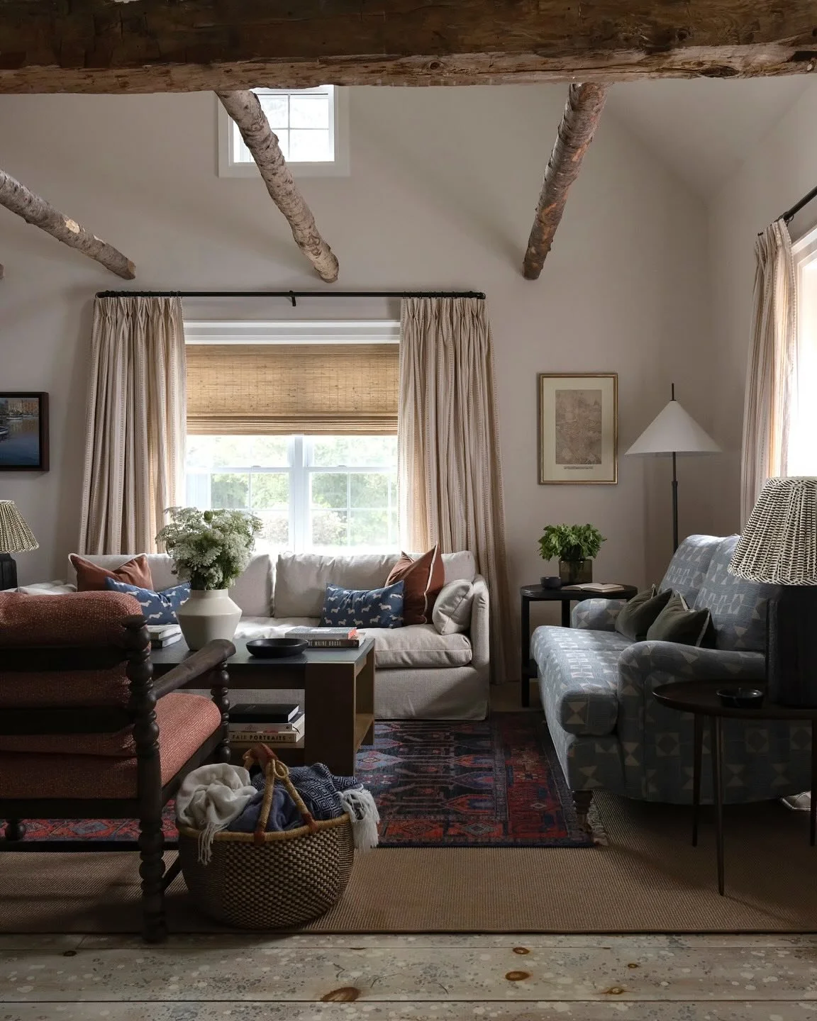 First day of Fall has me thinking of this layered family room at #cmiprojectpec 

The layers of rugs and textiles make it the perfect cozy spot to sit curled up by the fire and listen to the rain. 🍁 #firstdayoffall 

Photography: @kerri.torrey 
Desi