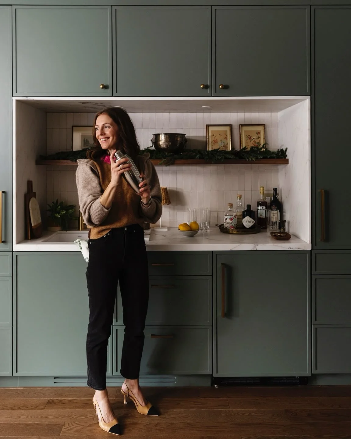 It&rsquo;s Friday!! Cheers friends. 🥂 

Did you catch me mixing cocktails and giving my suggestions for your holiday decor in the latest issue of @womansdaymag ?? It&rsquo;s on newsstands now if you&rsquo;d like to check it out. 🎄 🍸 ❤️ 

Photograp