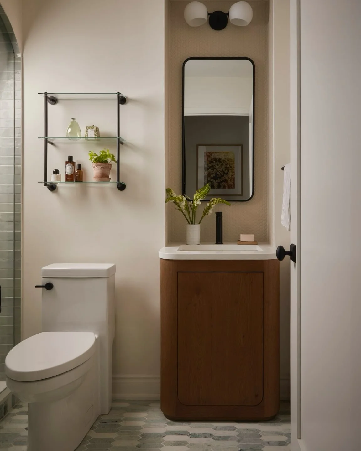 Swipe to see the before ➡️ after transformation! 🚿 ✨ 

What used to be a poorly lit, dated little corner of this condo is now one of my favourite spaces. Natural stone tile, better lighting, new fixtures and a whole lot of work (hello arched shower!
