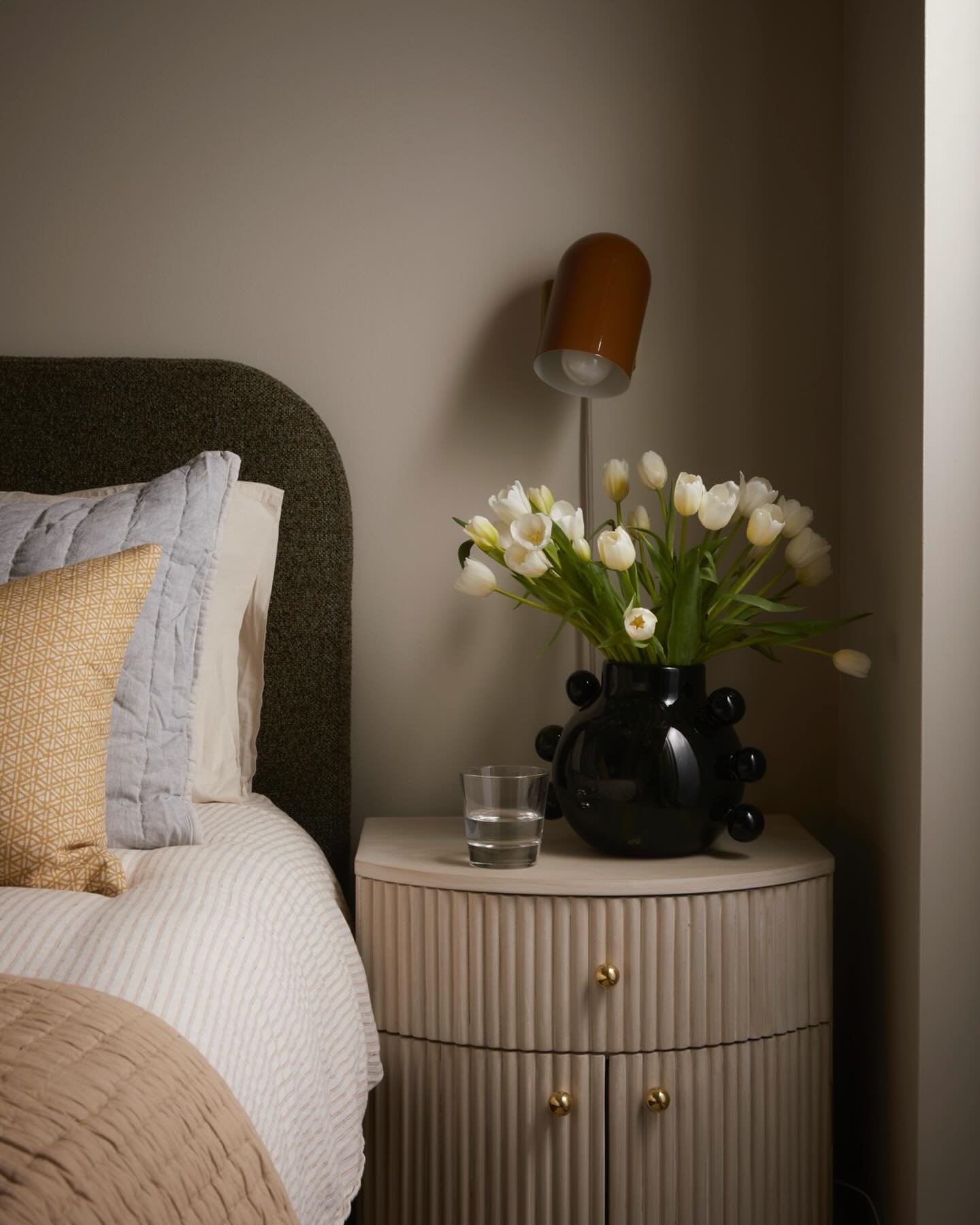 Sweet little guest room moment at #cmiprojectpied&agrave;terre 

Photography: @lomillerphoto 
Styling: Sally Armstrong 
Design: @cindymckayinteriors 

#guestroomgoals #guestroomdecor #torontointeriordesign #cindymckayinteriors