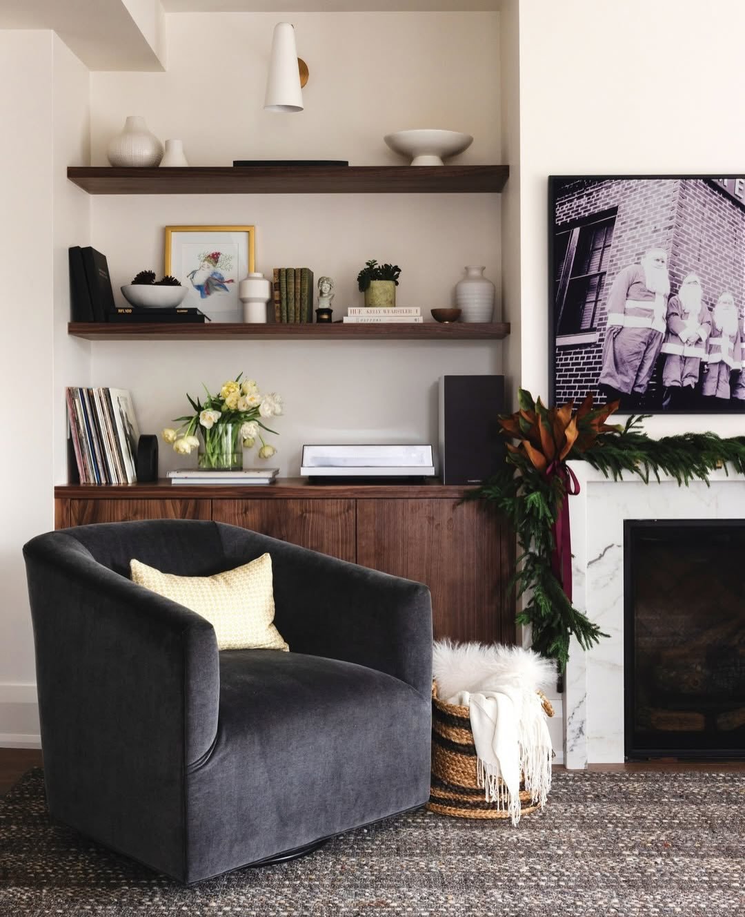 Repost from @styleathome
&bull;
🎄 In Cindy McKay&rsquo;s home, Christmas is the perfect opportunity to play with decor. &ldquo;I typically reuse the same natural elements, like wreaths and garlands, but add in different colour palettes,&rdquo; says 