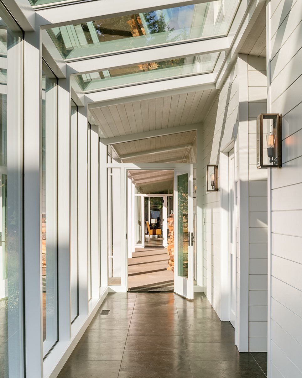 With thoughtful design even a space as simple as a hallway can be warm, inviting, and stunning. At our Willamette Valley Residence, we used extensive glass to create a sunny entrance hallway with a strong connection to the exterior. 

Photography: @e