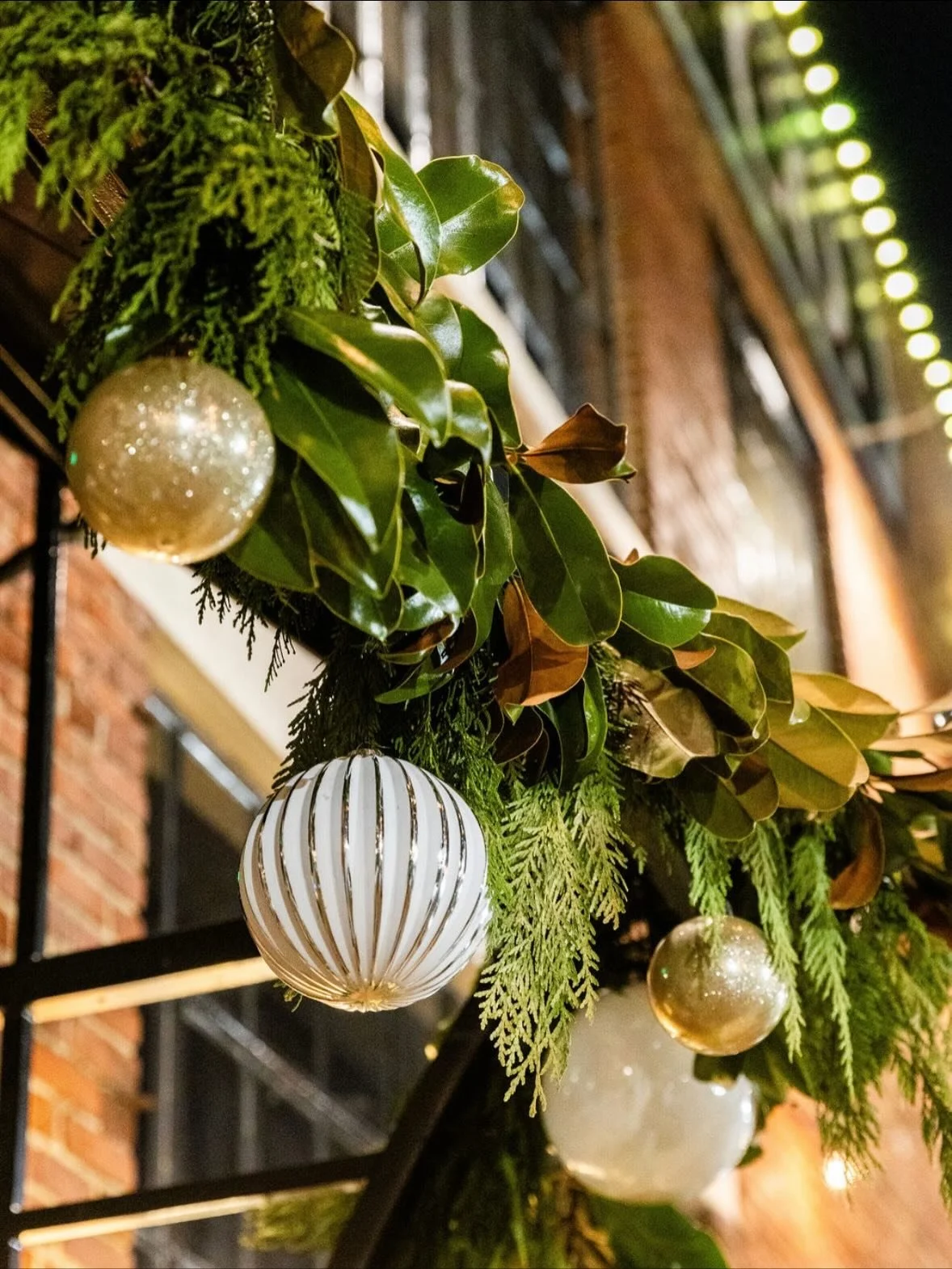 Join us tonight at the Pepper Place Holiday Preview! Savor a drink as you explore the district with our signature cups. Return for refills and dinner&mdash;we'll have your table ready! 

#hotandhotfishclub #holidaypreview #pepperplacebham #drinks #bh