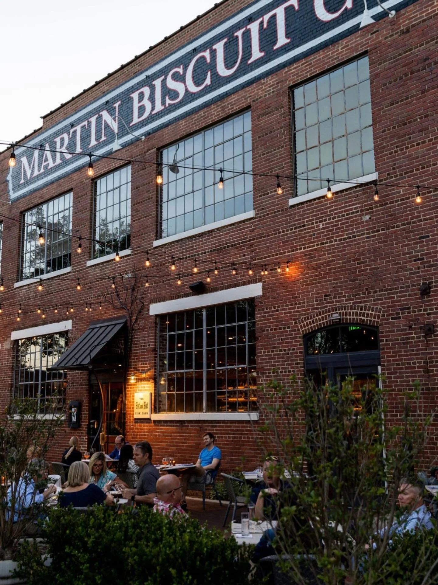 Join us at Hot and Hot Fish Club and enjoy the spring weather with our specialty martinis and fresh oysters. There&rsquo;s nothing better than coastal flavors, a chilled glass, and an evening under the lights.

Reserve your table and savor the season