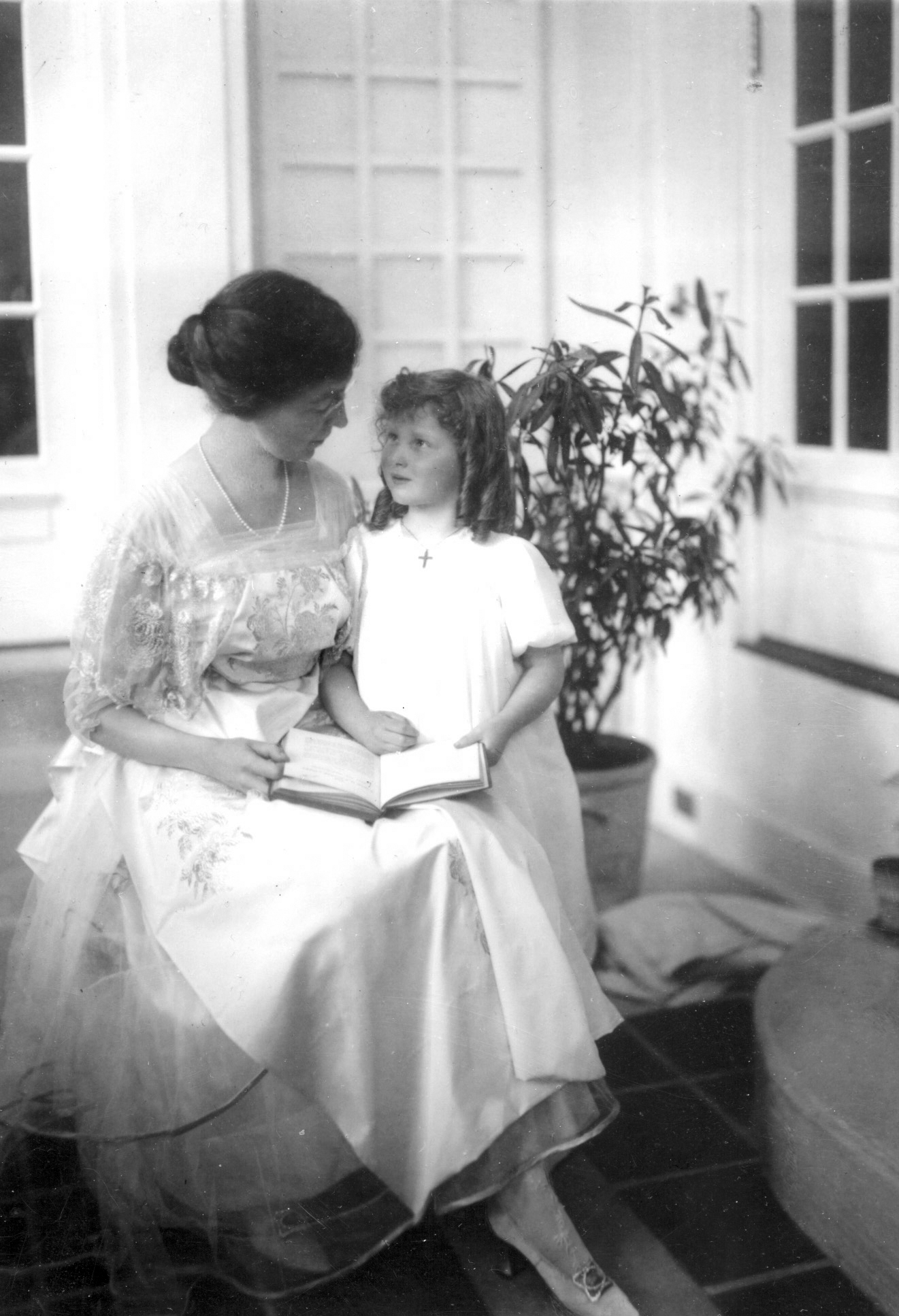 Alice Bemis Taylor and her daughter, c. 1915