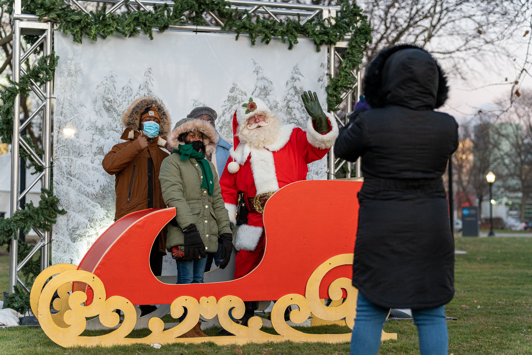 Santa outside of the Detroit Institute of Arts