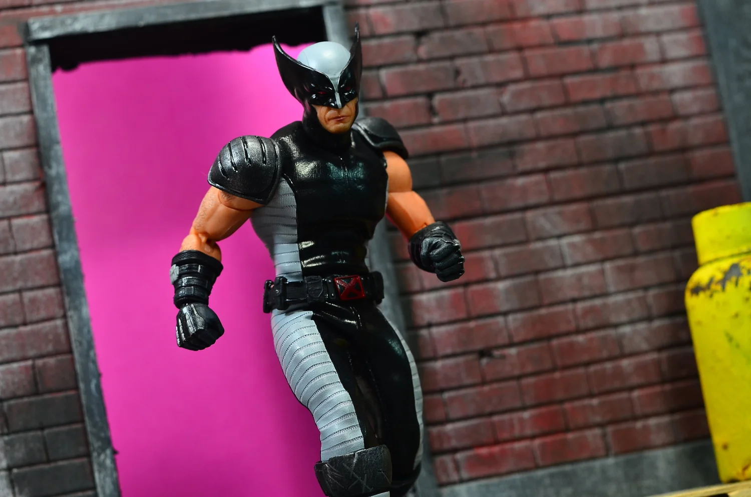 Mezco One:12 X-Force Wolverine — D Amazing