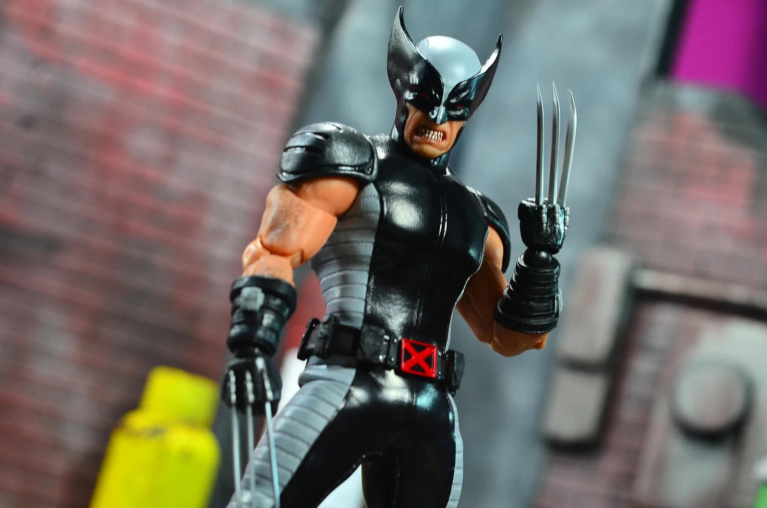 Mezco One:12 X-Force Wolverine — D Amazing