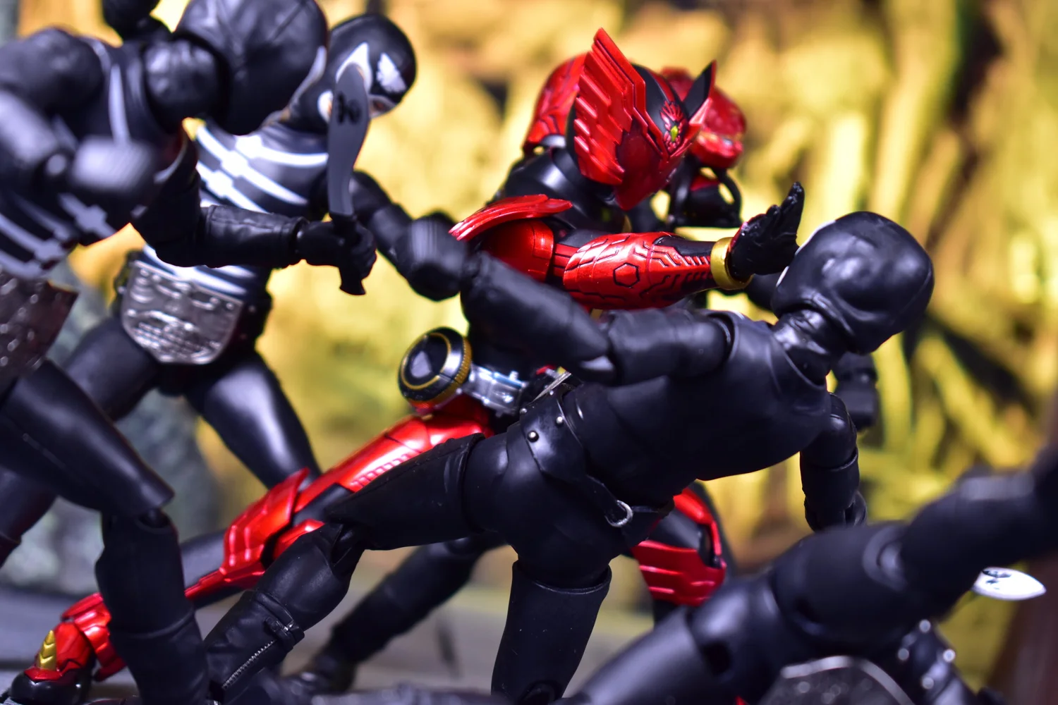 サボ My Shiny Toy Robots: Toybox REVIEW: S.H. Figuarts