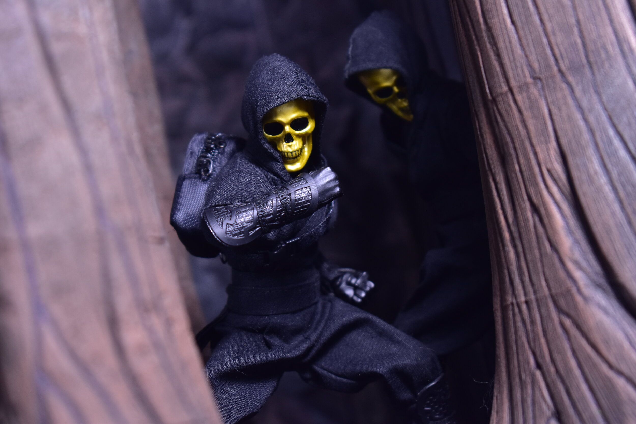 8505円 【人気商品】 最終価格Mezco ONE:12 Gold Skull Ninja 一部欠品