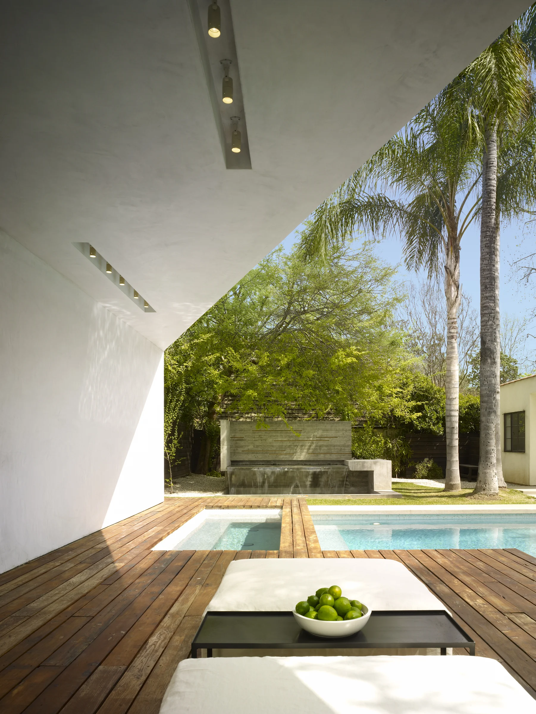 07_Fountain-from-under-shade.jpg