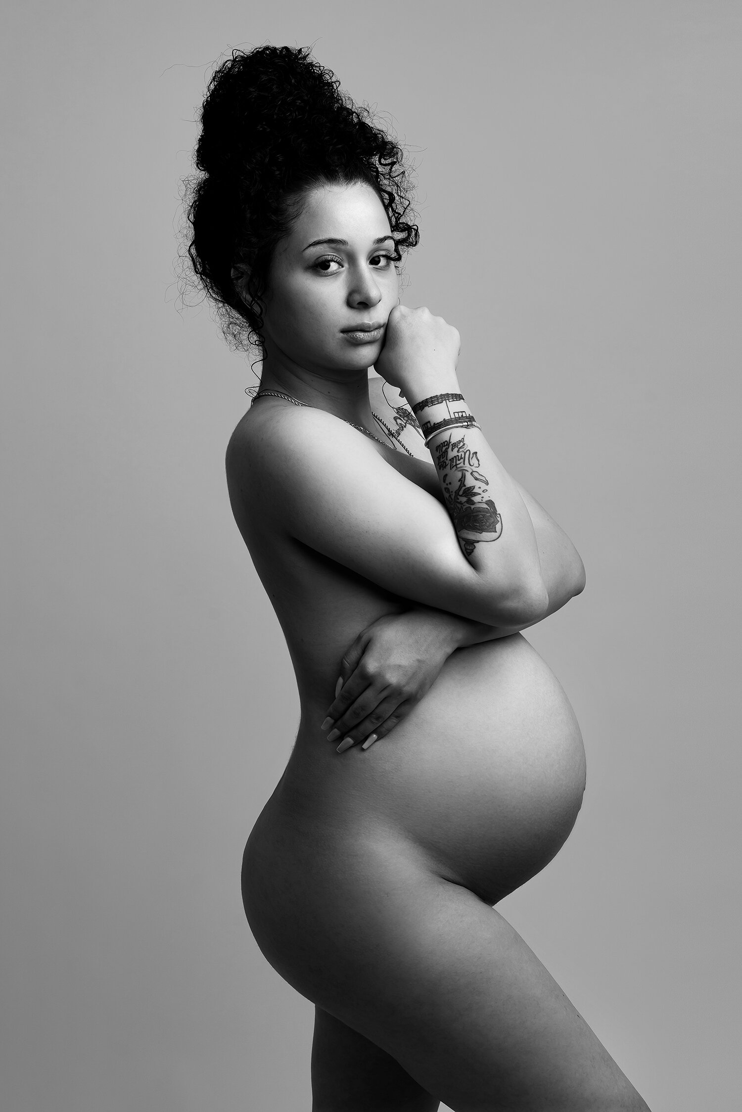 blackandwhite_maternityphoto-columbusohio.jpg