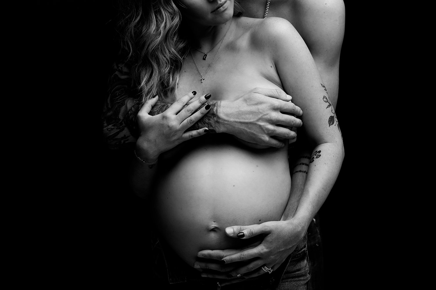 Intimate_moody_maternity_blackandwhite_photography_columbus_ohio_elvis_merzlikins.jpg