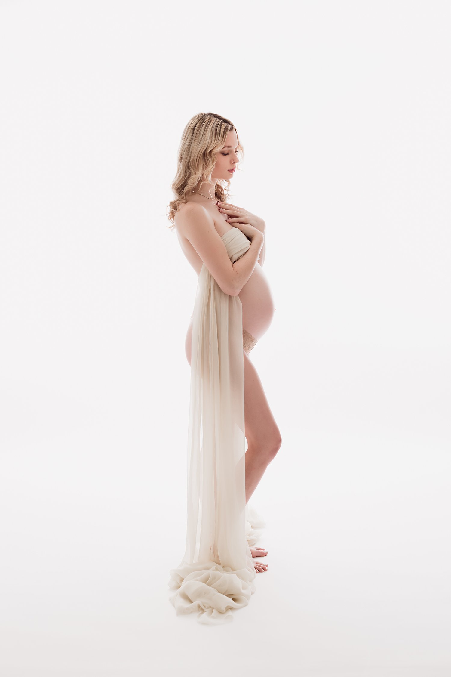 backlighting_maternity_ethereal_light_airy_columbusohio_barebabyphotography.jpg