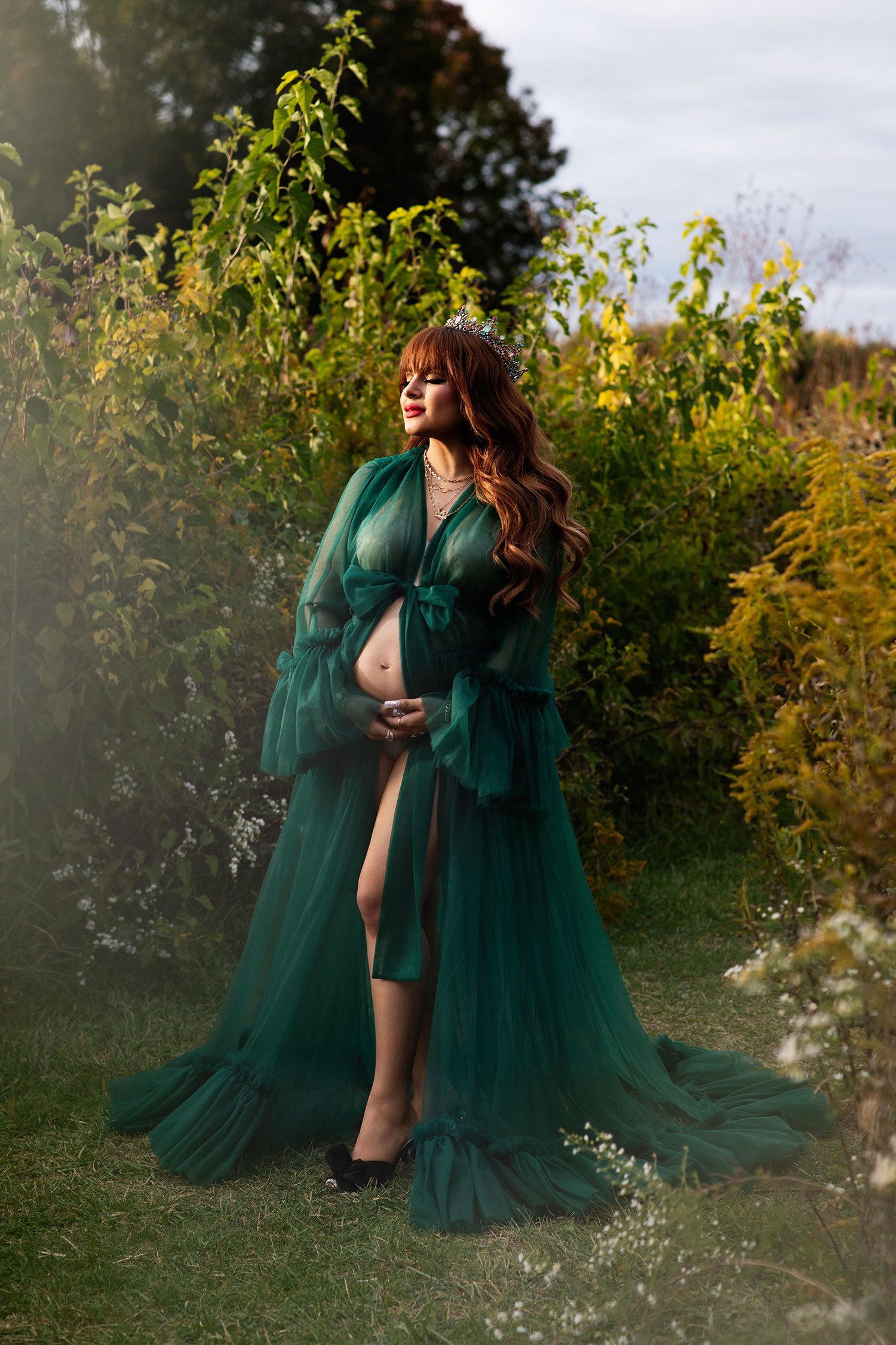 goddess-emerald-green-tulle-maternity-columbusohio-barebabyphotograhy-crown.jpg