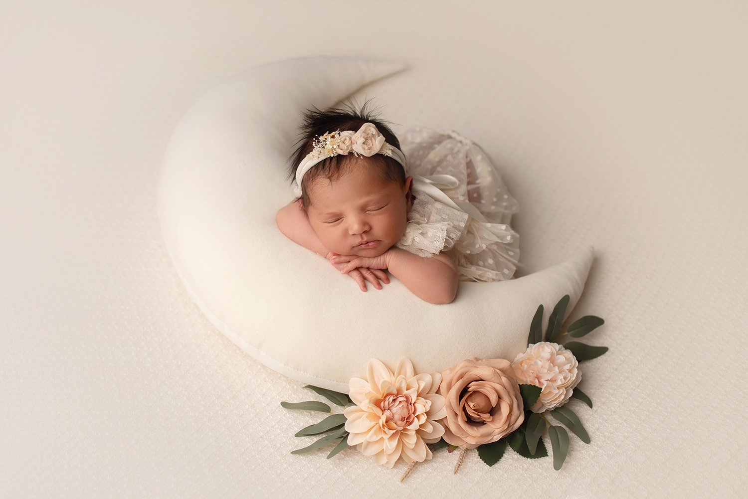 newborn_photography_columbusohio_studio_professional_florals_moon.jpg