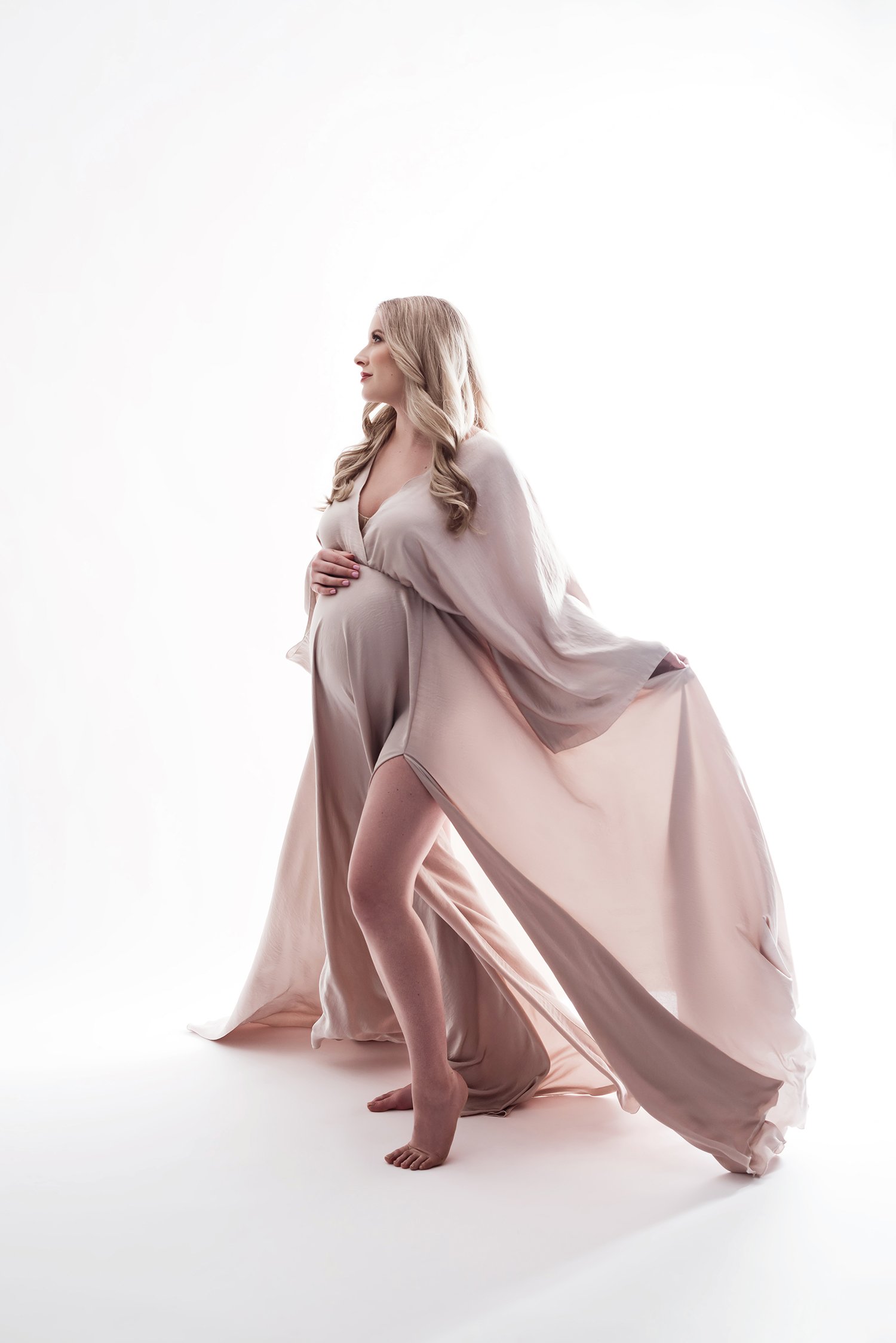 champagne-flowy-maternity-dress-blonde-pregnant-woman-columbusohio-maternity-photographer-barebabyphotography.jpg