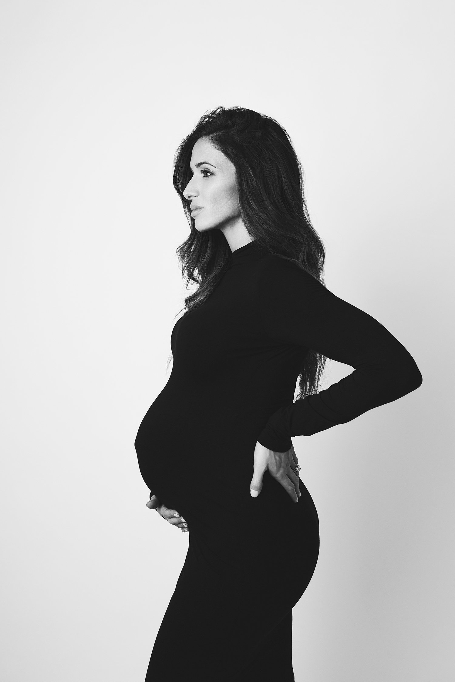 maternity-silhouette-pregnant-inspiration-woman-black-fitted-dress-shelly-laurinaitis-columbusohio-barebabyphotography.jpg