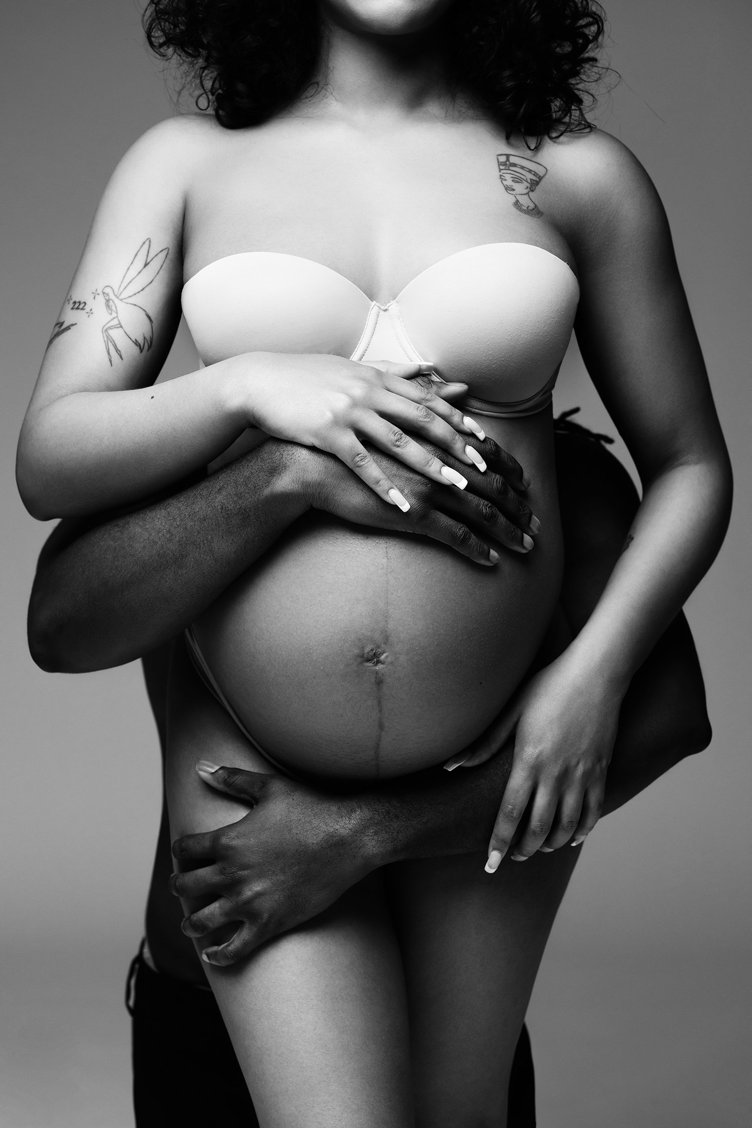 black-white-timeless-maternity-photo-photogrpapher-columbusohio-barebabyphotography.jpg