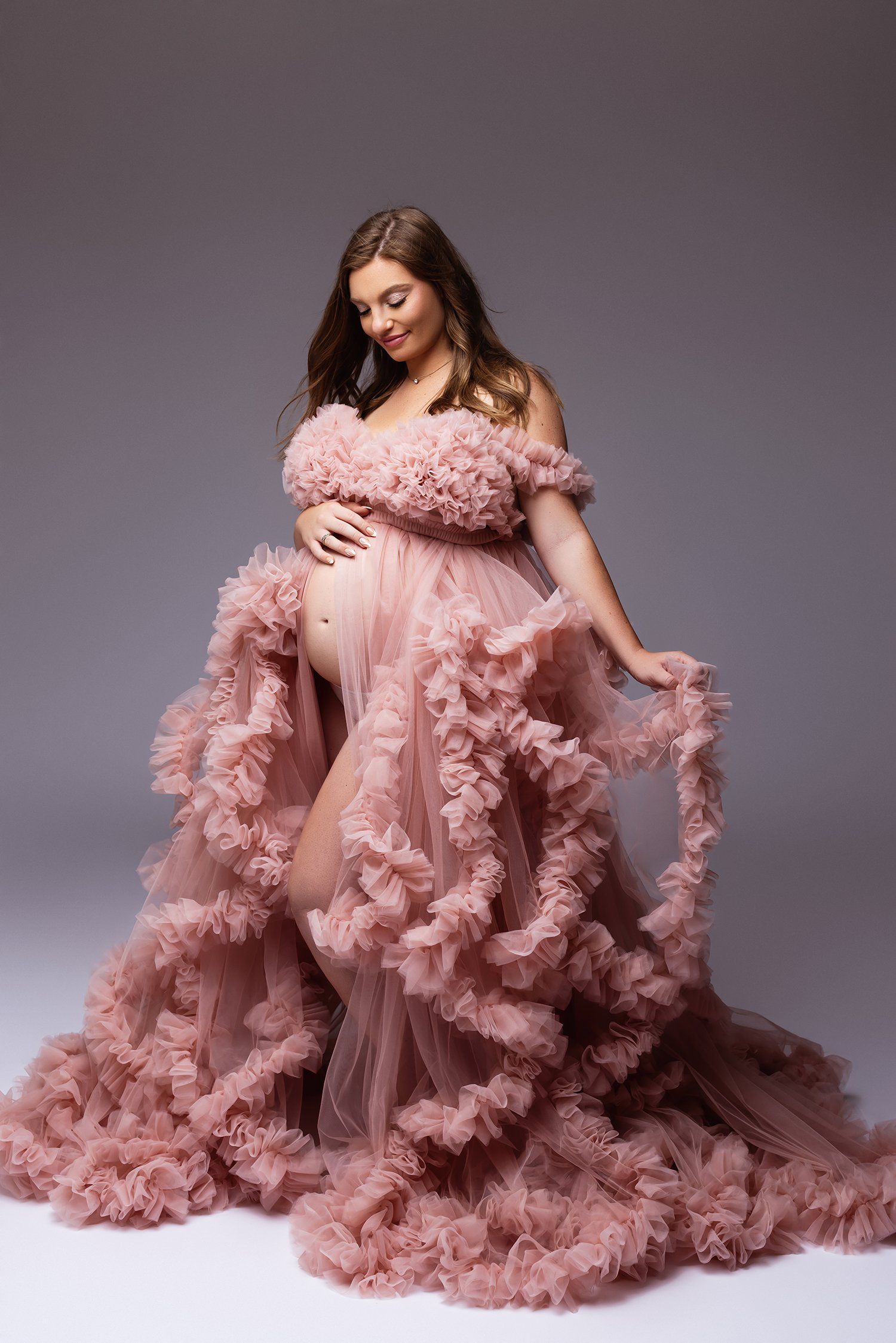 maternity-photographer-columbus-ohio-pink-tulle-dress-studio.jpg