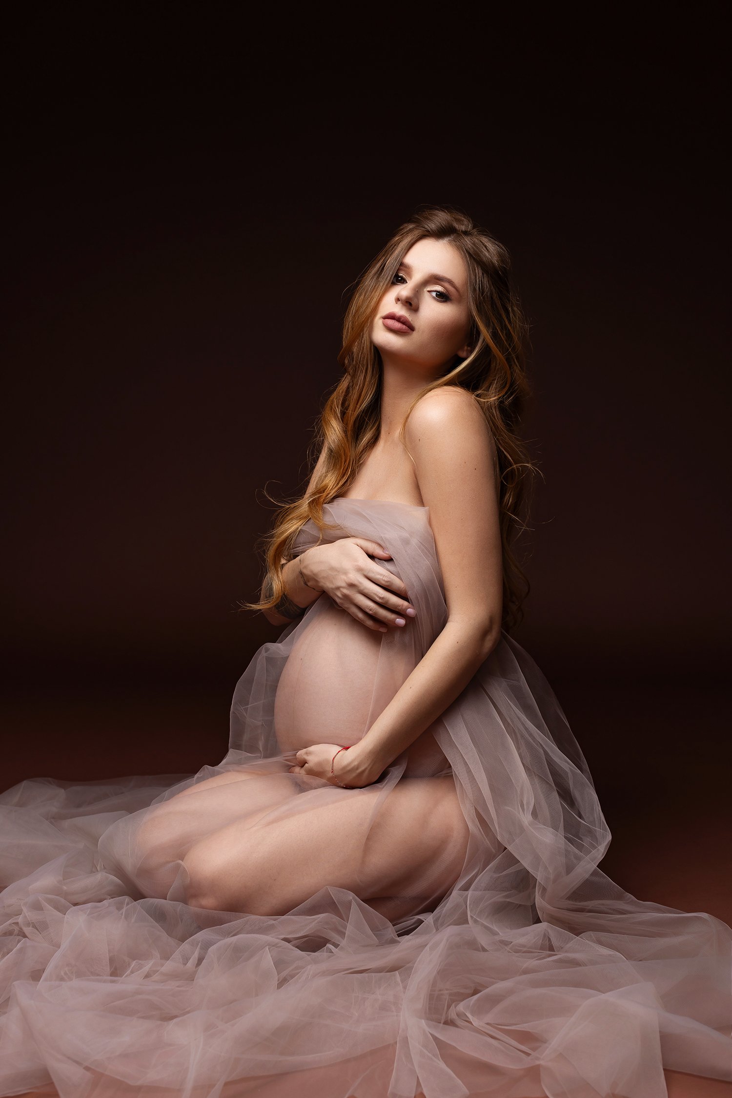 Pregnan-Woman-wearing-tulle-columbusohio-maternity-photographer.jpg