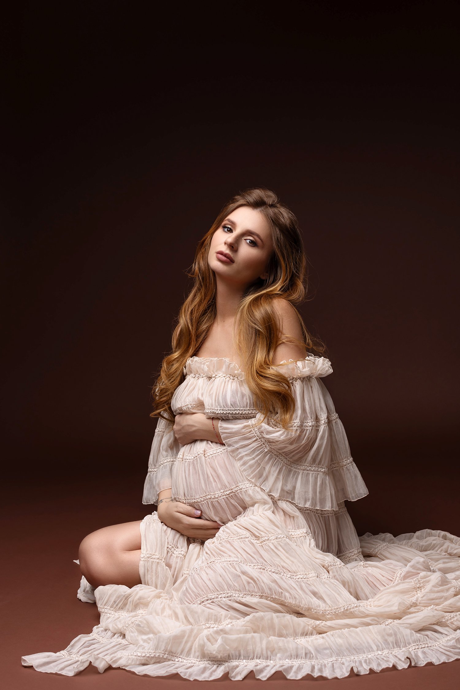 columbus-ohio-maternity-photographer-pregnant-woman-tulle-dress.jpg