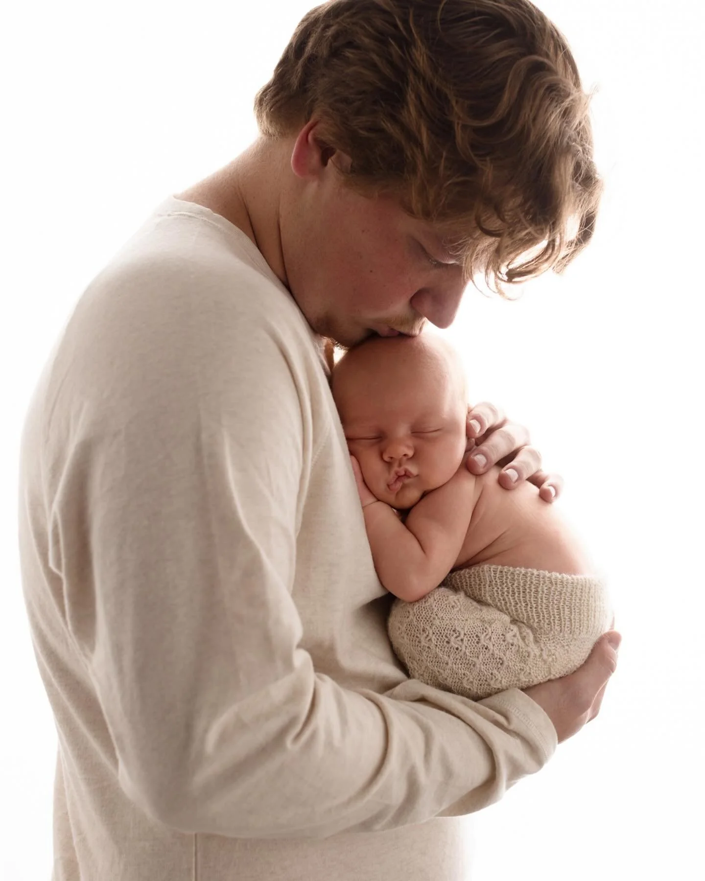 Did you know I specialize in newborn photography and have over 16 years of experience safely handling and posing babies! Your little one&rsquo;s comfort and safety are always my top priority. During your session, I will safely soothe, pose, and photo