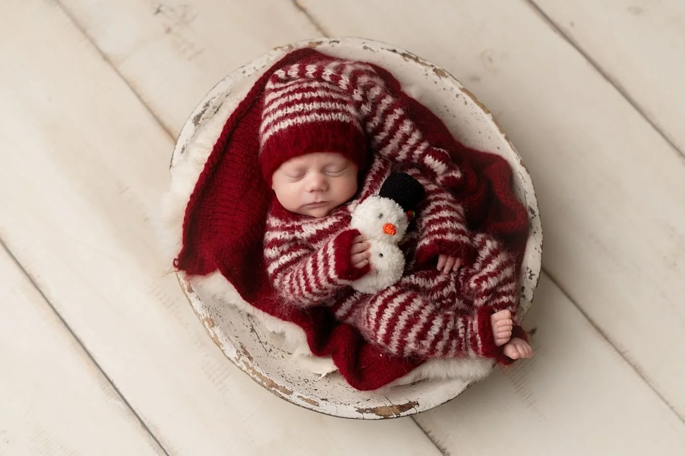 I am always down for a Christmas baby setup 🎄☃️❄️ I have so many beautiful Christmas baby outfits, just ask for a holiday setup