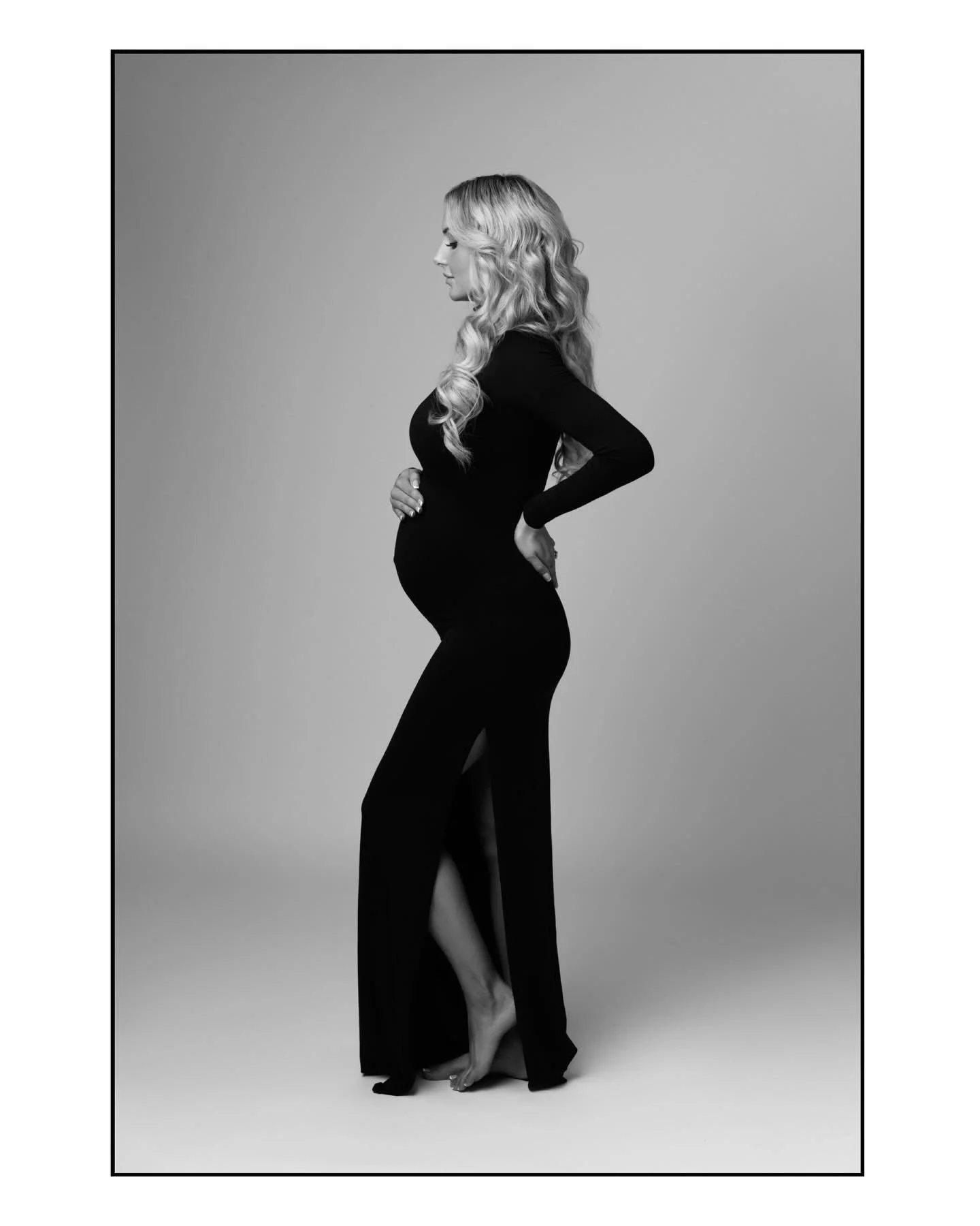 The fitted black dress is a maternity classic. Always beautiful and always timeless 🖤🖤